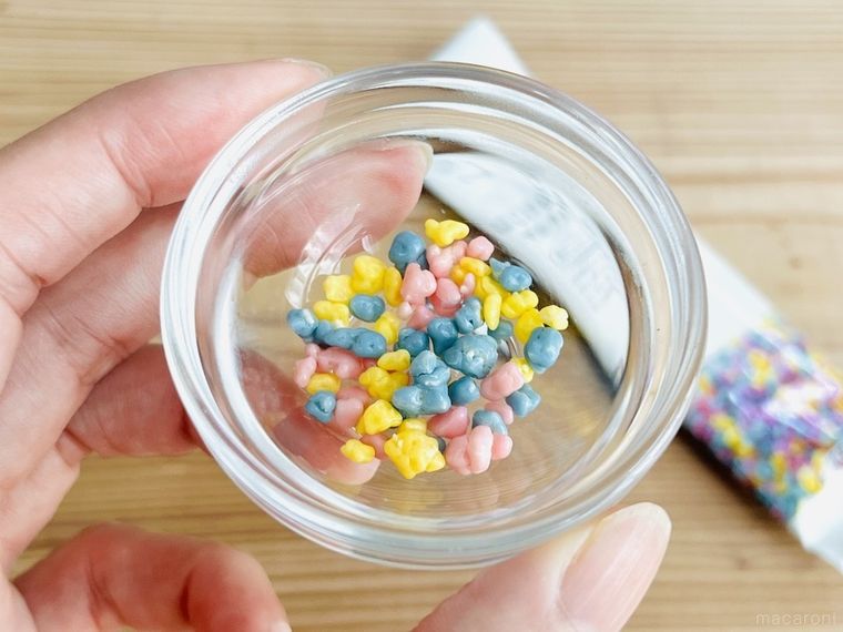 セリアの「はじけるチョコ マルチカラー」を容器に出した様子