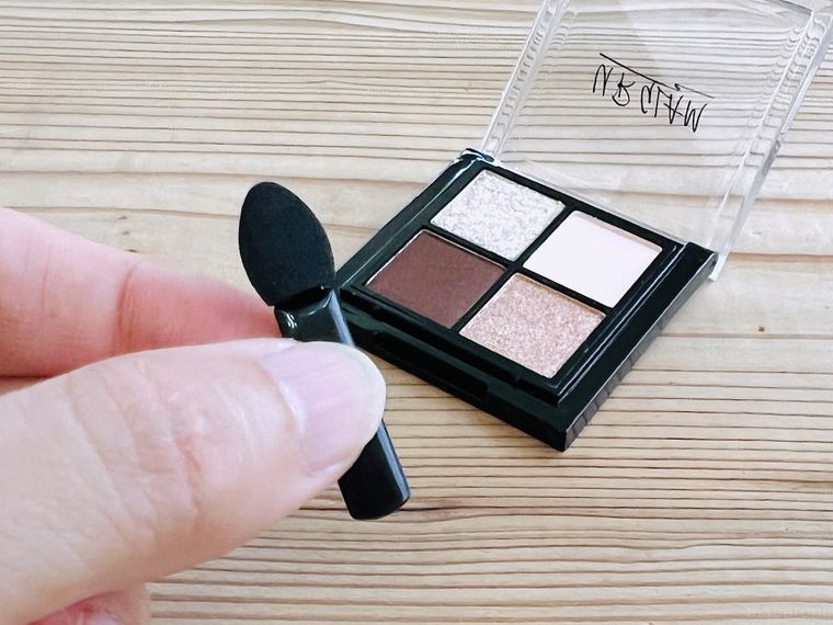 アイシャドウチップを手で持っている様子