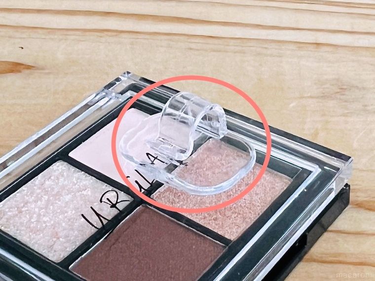 アイシャドウパレットにクリアコードフックを貼った様子