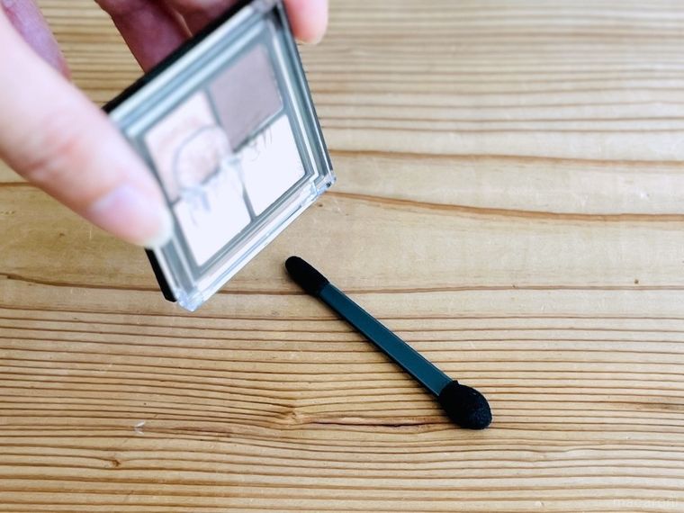 クリアコードフックからアイシャドウチップが滑り落ちた様子