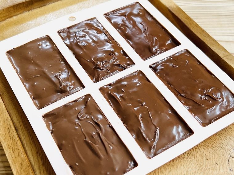 型に入れたぬりまろの上にチョコレートをかけた様子