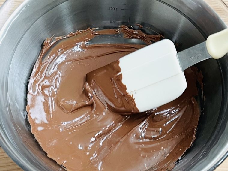 チョコレートを湯煎で溶かしている様子
