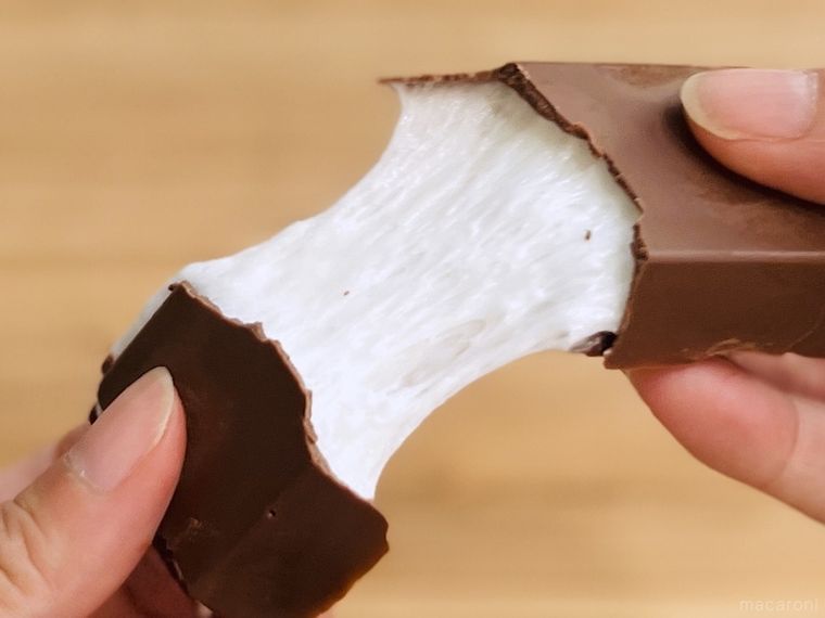 チョコマシュマロを半分に割っている様子