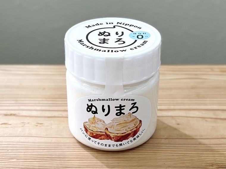 テーブルに置かれたぬりまろ