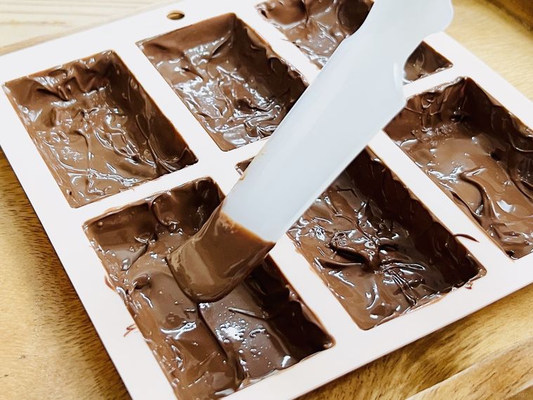 溶かしたチョコレートを型に塗っている様子
