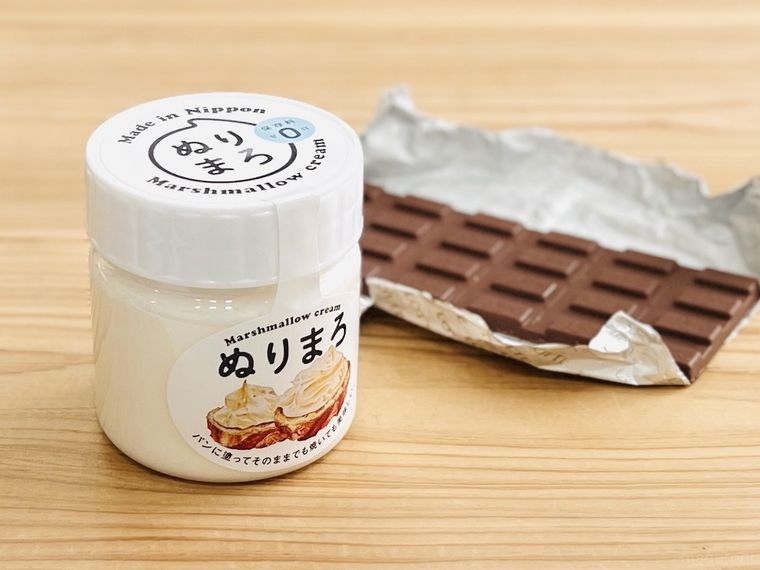 ぬりまろと板チョコレートが置かれている