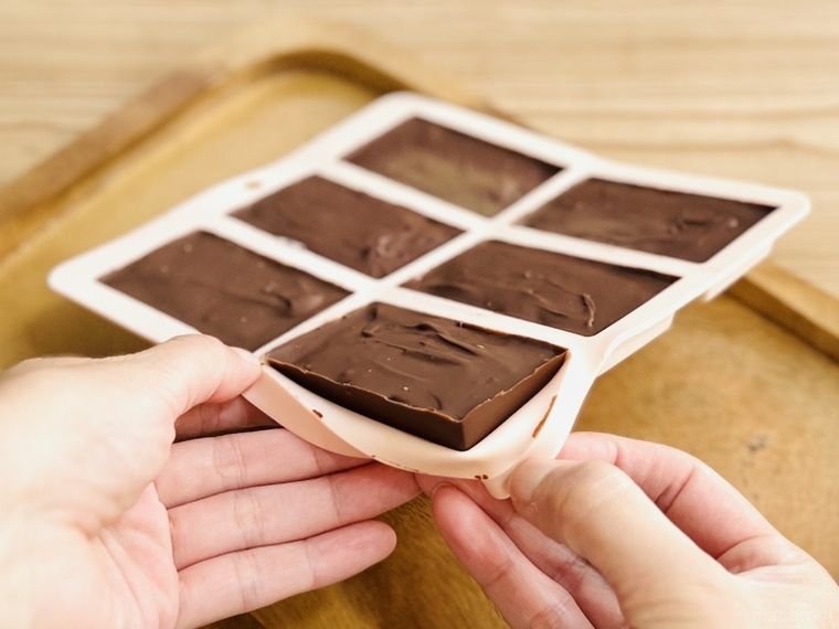 チョコマシュマロを型から外している様子