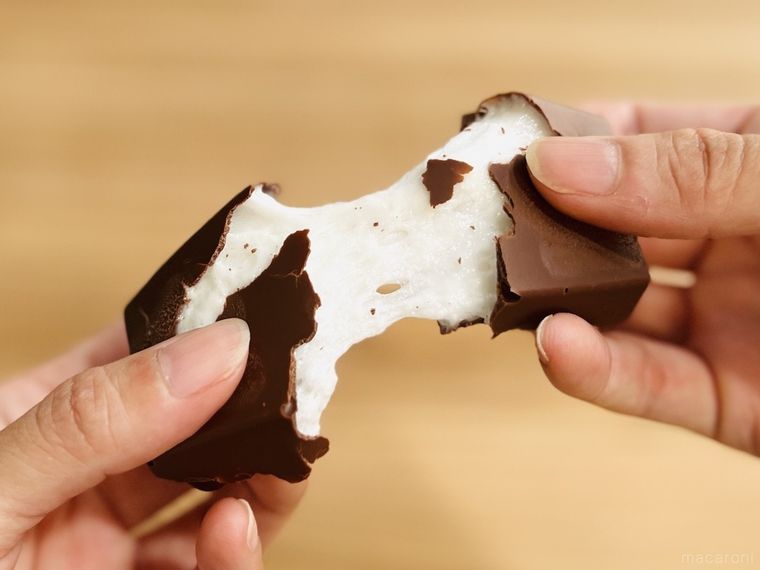 チョコマシュマロを半分に割っている様子