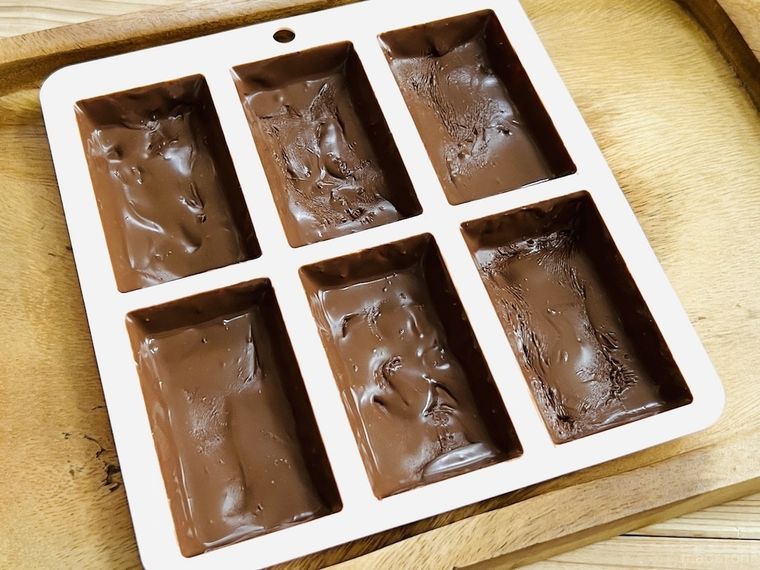 型にチョコレートを塗った様子