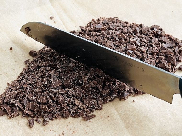 チョコレートを包丁で細かく刻んでいる様子