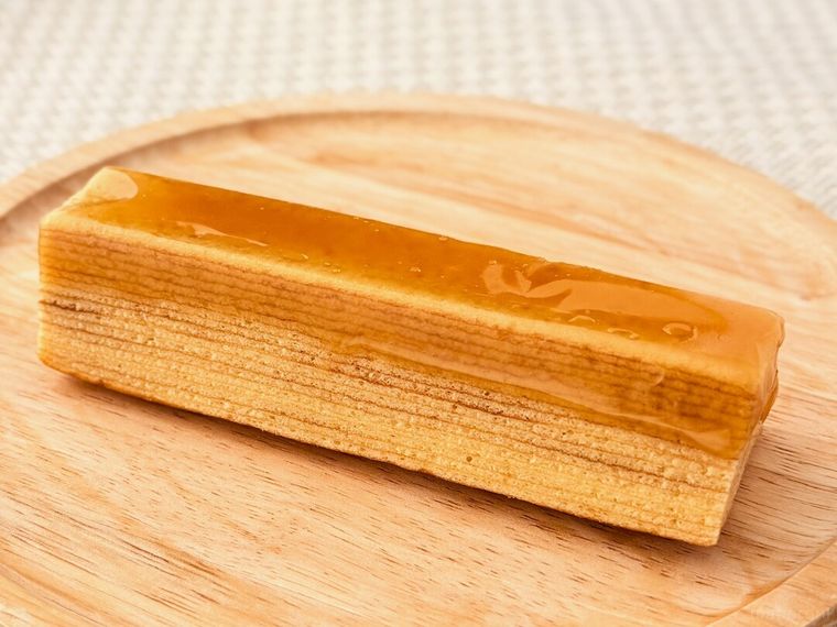 木皿にのった「不揃い みたらし団子風バウム」