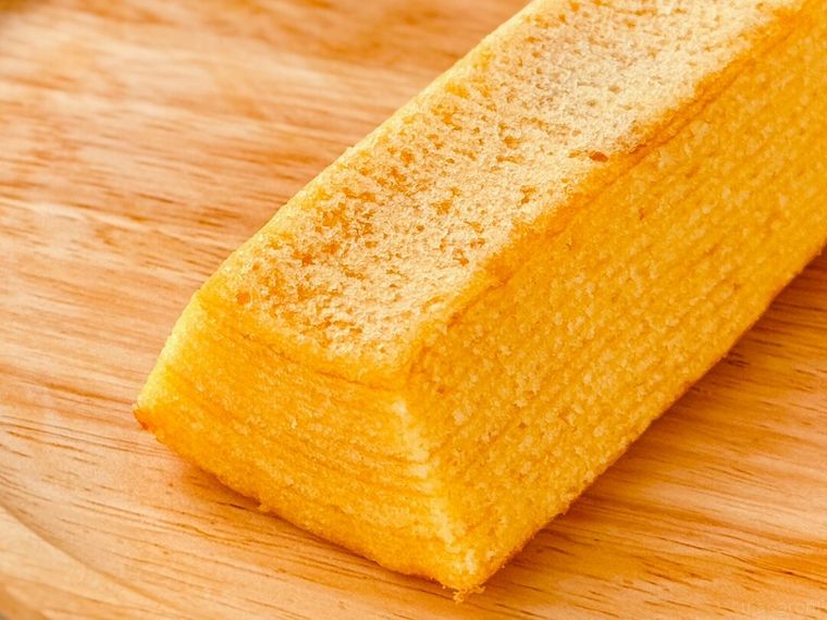 木皿にのせた「不揃い 白桃バウム」が置かれている様子
