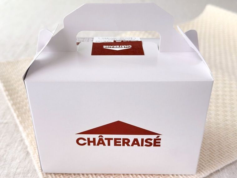 父の日 ビールゼリーがはいった紙箱が置かれている様子