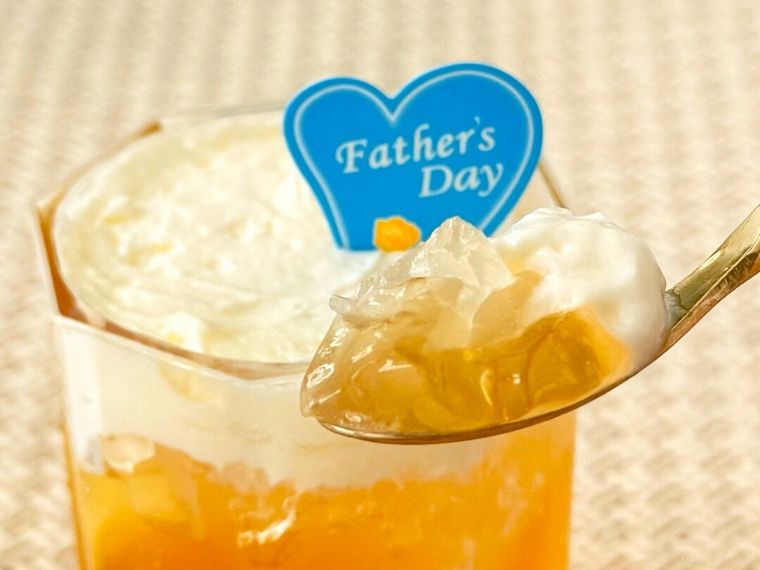 父の日 ビールゼリーをスプーンですくっている様子