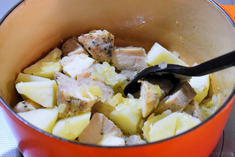 炒め玉ねぎ、じゃがいも、チキンが入った鍋