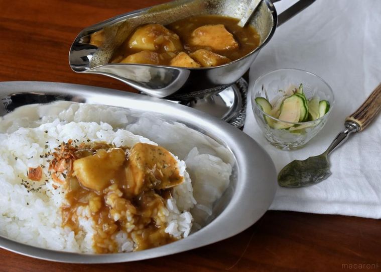 器に盛ったカレー、漬物