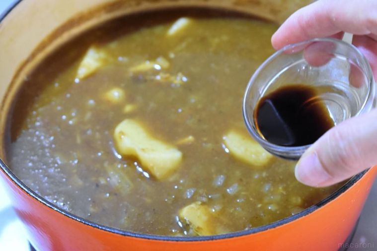 カレーを煮込んだ鍋としょうゆ