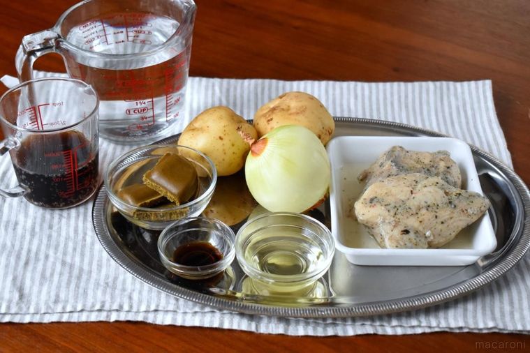 テーブルに並べたカシミールカレーの材料8種