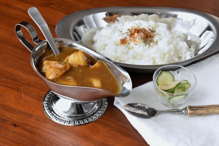 器に盛ったカレー、ごはん、漬物