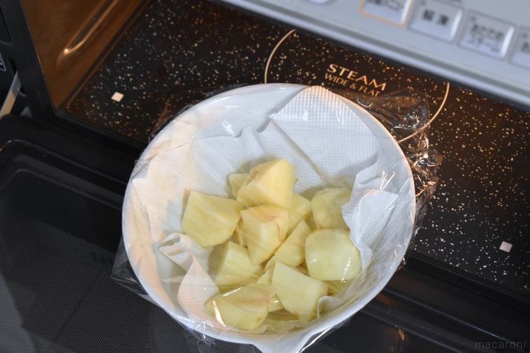 耐熱容器に入れて電子レンジの中に置いたじゃがいも