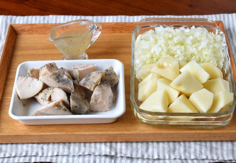 カットしたサラダチキン、玉ねぎ、じゃがいもとチキンのスープ