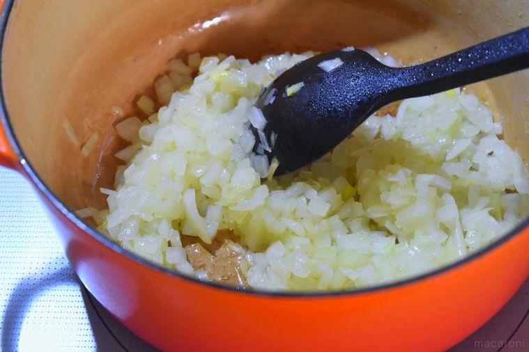 鍋の中で炒めた玉ねぎ