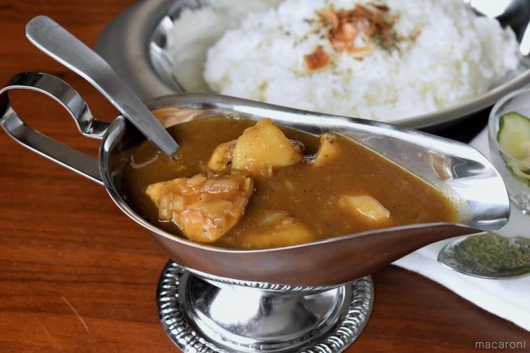 銀容器に入れたカレー