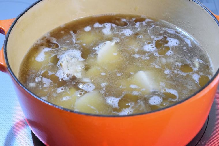 コーラとお湯を加えて煮込んだじゃがいもなど