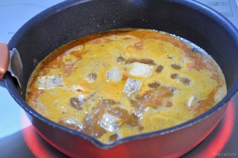 チキンや調味料が入った鍋