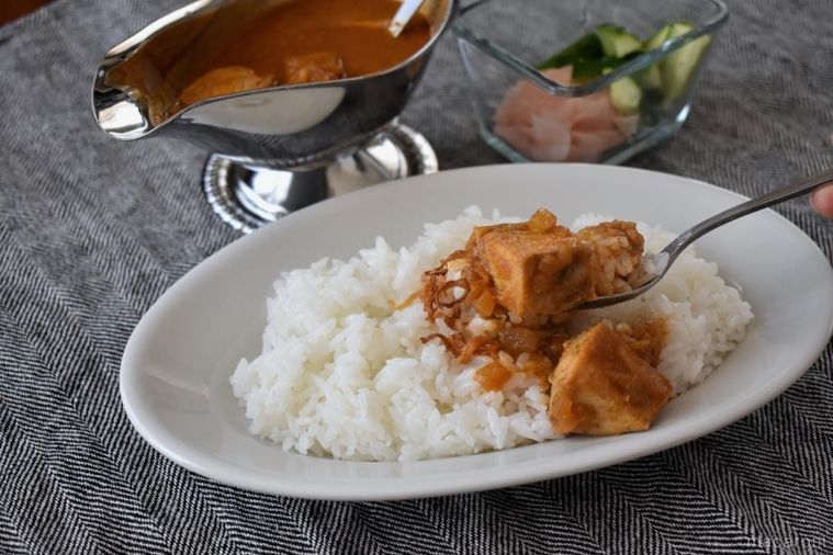 スプーンで持ち上げたネオカシミールカレー