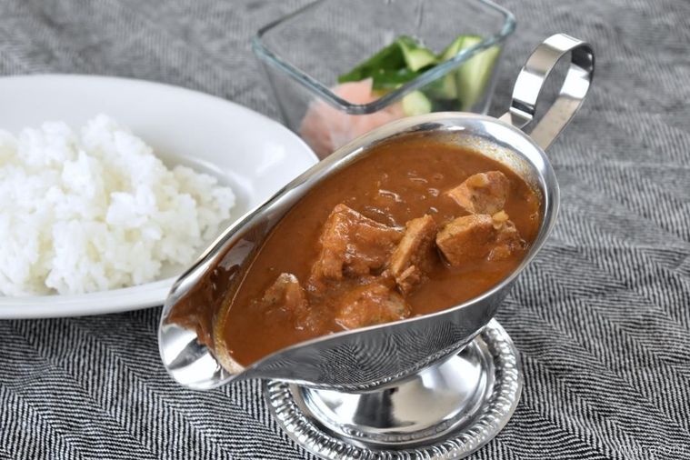 器に盛ったネオカシミールカレー、ごはん、漬物