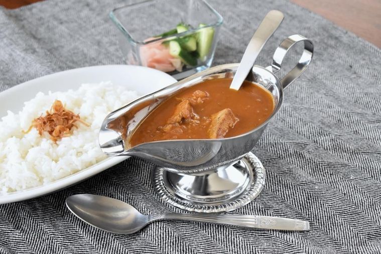 器に盛ったネオカシミールカレー、皿に盛ったごはん、漬物