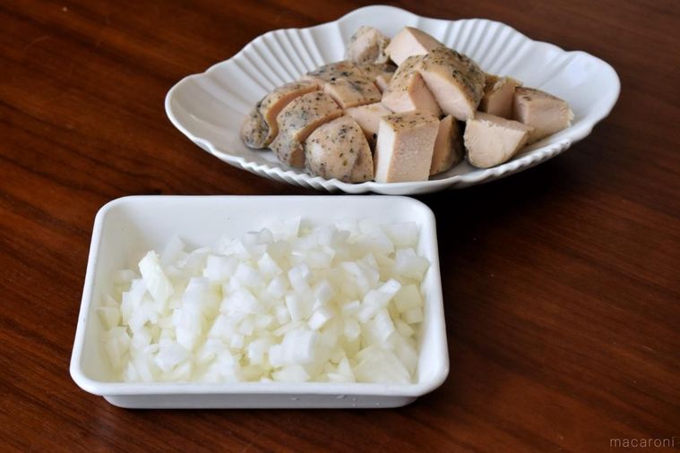 カットして並べた玉ねぎとサラダチキン