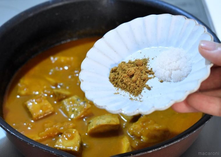 手に持ったスパイスの皿