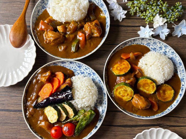 3種類のカレーを並べたもの