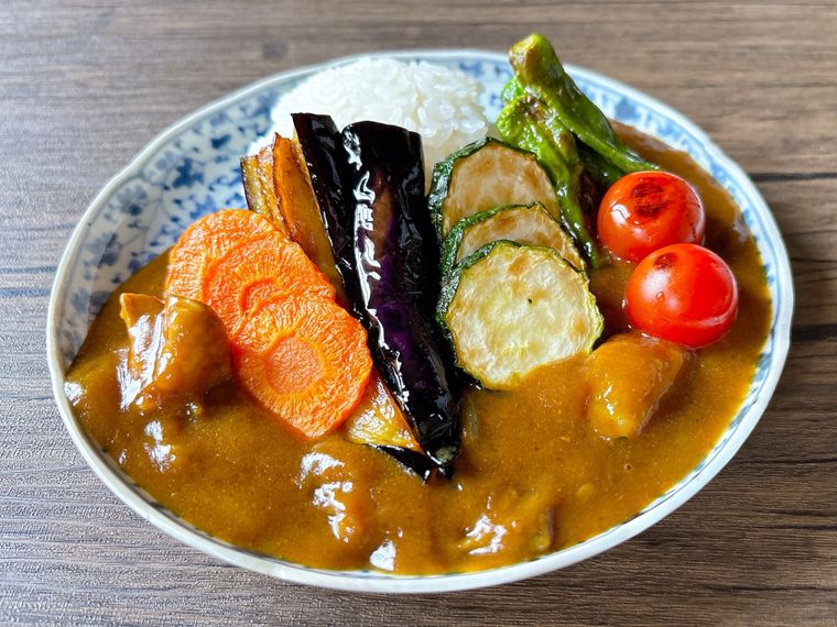 素揚げしたズッキーニをあとのせしたカレー