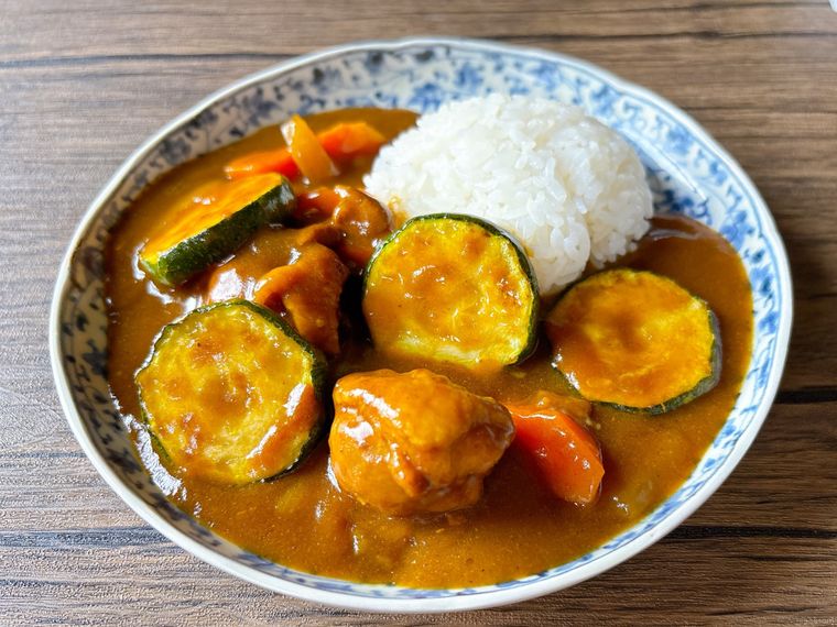 炒めたズッキーニをできあがる前に入れたカレー