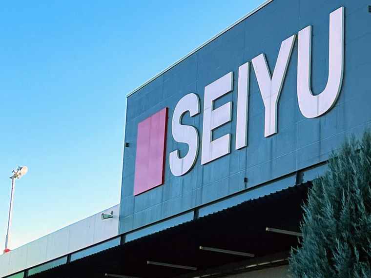 西友の看板と青空