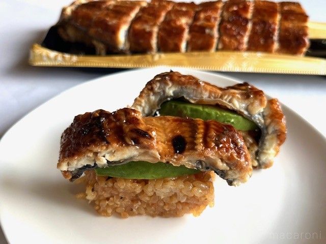 アボカドを挟んだ鰻の姿寿司がお皿に盛られている