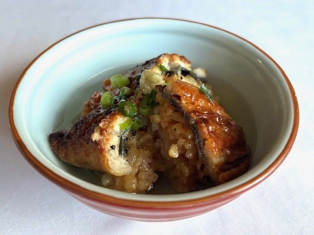 鰻の蒲焼きの寿司を使ったお茶漬けが器に入っている