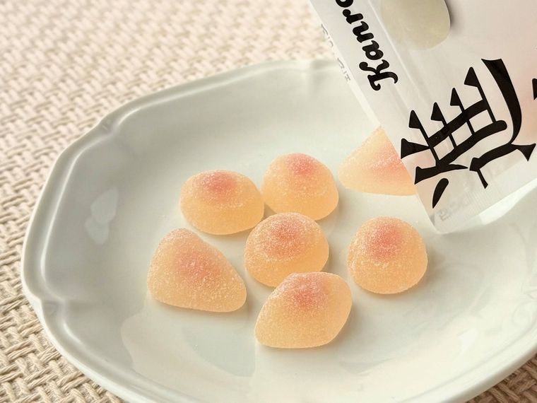 グミの進化論 大福杏仁豆腐を白皿にのせている様子