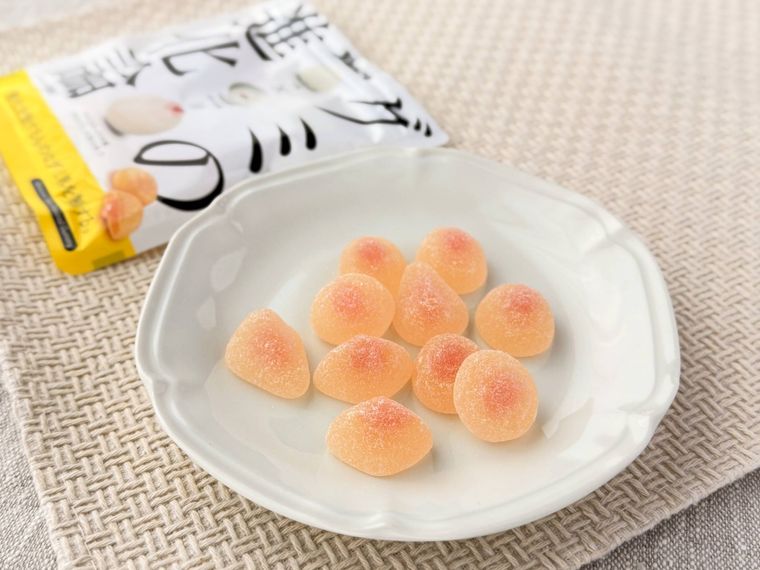 白皿に盛り付けられたグミの進化論 大福杏仁豆腐とパッケージが並んでいる様子