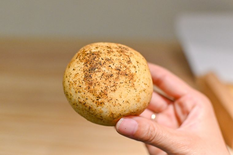 パンを持っているところ