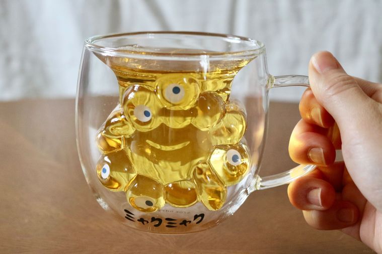 緑茶を入れたミャクミャク ダブルウォールグラス