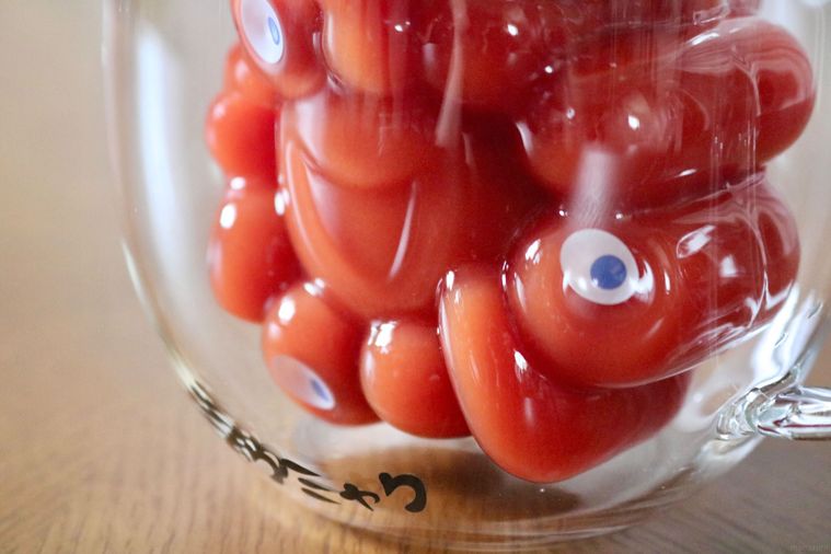 トマトジュースを入れて浮き上がるミャクミャク