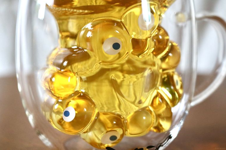 緑茶を入れたミャクミャク ダブルウォールグラス