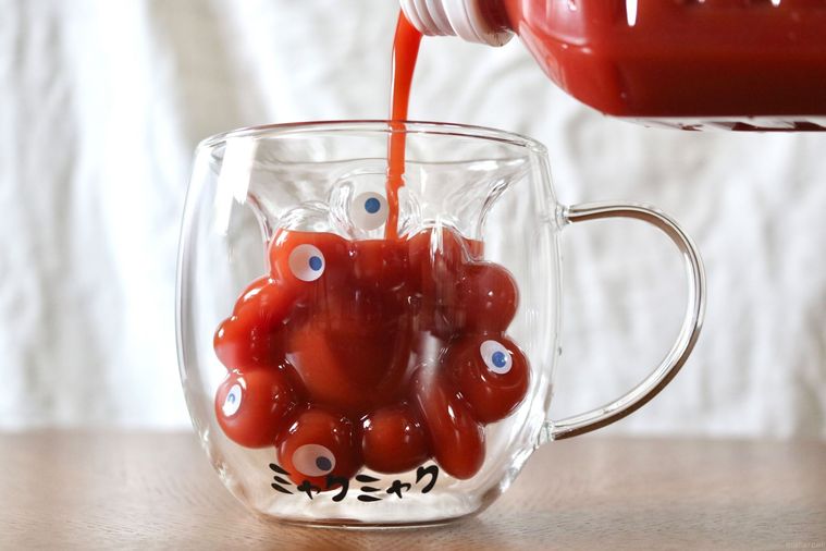ミャクミャク ダブルウォールグラスにトマトジュースを入れている