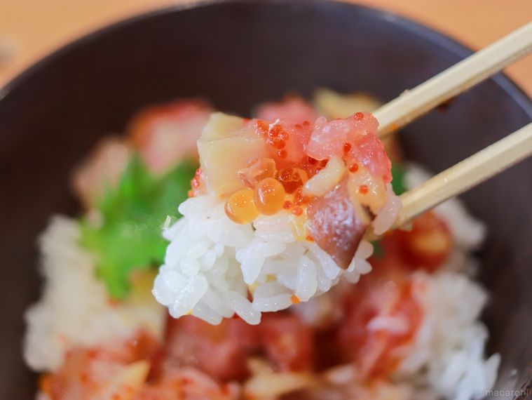 くら寿司のランチメニュー「旬の海鮮丼」のごはんと海鮮を箸上げしている様子