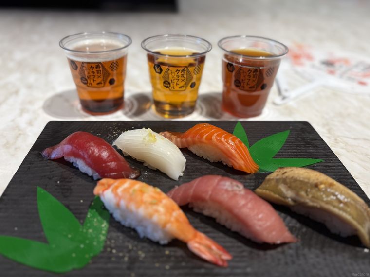黒いお皿の上に盛られたお寿司とクラフトビールの組み合わせ