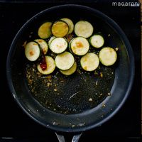 【作り方】えびとズッキーニのアヒージョ風炒め